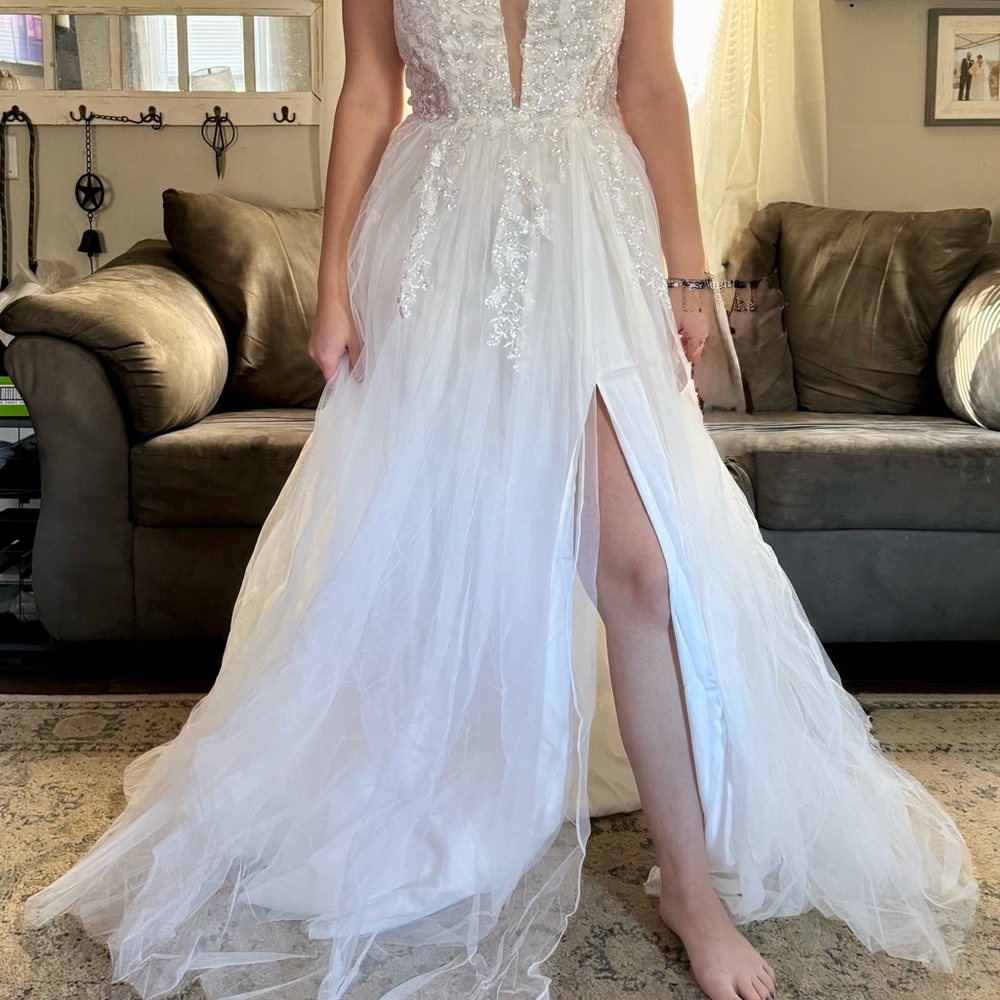 New White Lace Wedding Dress with Deep V-Neck & Slit – Size 8 (Never Worn)
